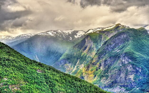 Photo vue des montagnes qui forment l'aurlandsfjord en norvège