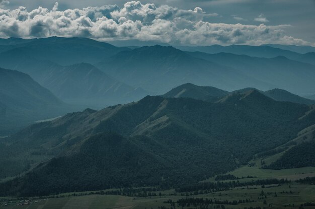 Vue sur les montagnes de la République de l'Altaï depuis la terrasse d'observation de Tyungur