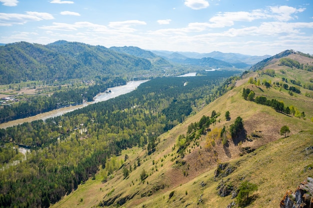 Vue sur les montagnes de la rivière katun et la vallée du haut du rocher putain de doigt dans l'alt montagneux