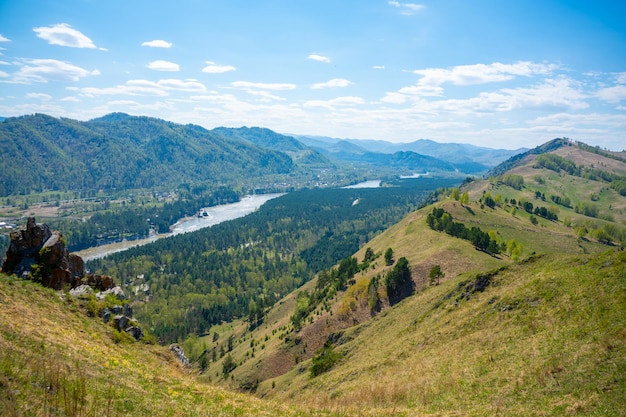 Vue avec les montagnes de la rivière katun et la vallée du haut du rocher putain de doigt dans l'altaï montagneux