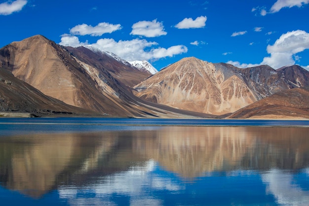 Vue sur les montagnes rocheuses majestueuses contre le ciel bleu et le lac Pangong dans la région de l'Himalaya indien Ladakh Jammu-et-Cachemire Inde Nature et concept de voyage