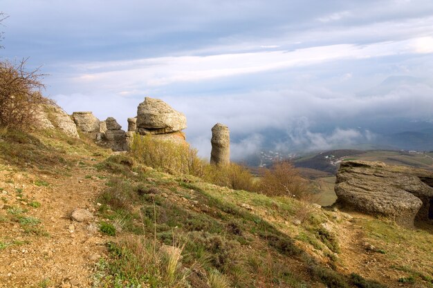 Vue sur les montagnes Rocheuses (vallée des fantômes près du mont Demerdzhi, Crimée, Ukraine)