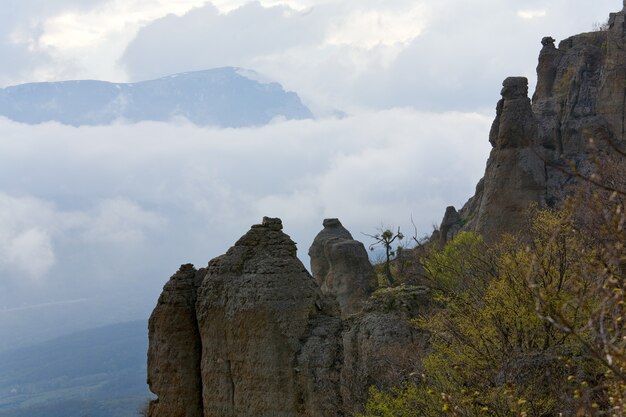 Vue sur les montagnes Rocheuses (vallée des fantômes près du mont Demerdzhi, Crimée, Ukraine)