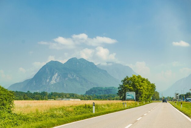 Vue sur les montagnes de la route de vitesse en arrière-plan