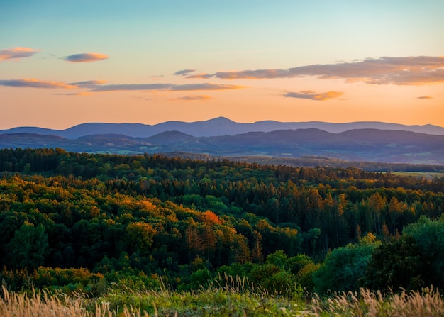 Vue sur les montagnes des Sudètes au coucher du soleil à l'automne.