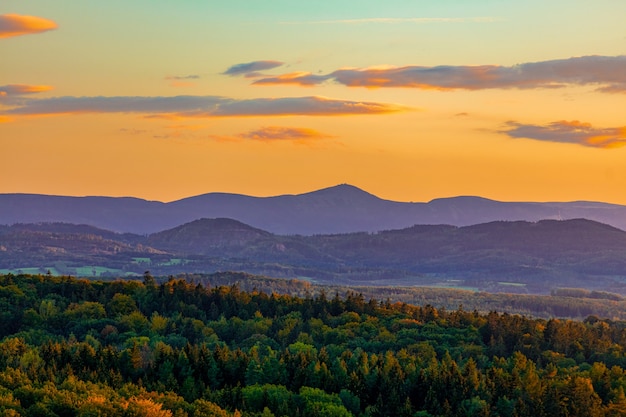 Vue sur les montagnes des Sudètes au coucher du soleil à l'automne.