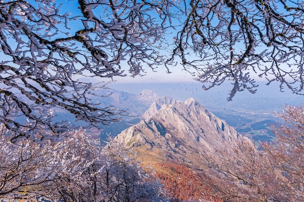 Vue sur les montagnes d'Urkiola