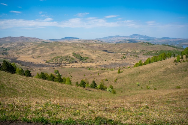 Vue avec les montagnes et la vallée du haut du rocher sacrément doigt dans les montagnes de l'altaï russie