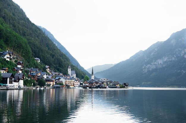 Vue sur les montagnes et la ville de Hallstatt en Autriche