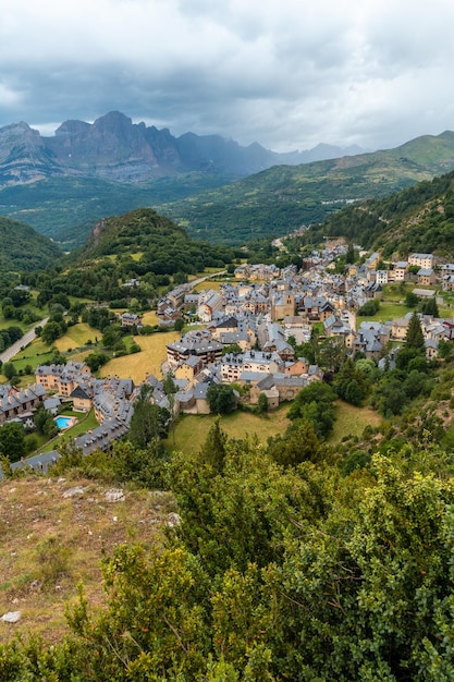 Vue sur les montagnes et la ville de Panticosa dans les Pyrénées Huesca Espagne