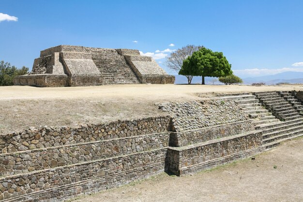 Vue de Monte Alban un grand site archéologique précolombien Santa Cruz Xoxocotlan Municipalité de l'État d'Oaxaca au Mexique