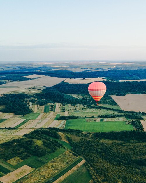 Vue de la montgolfière avec panier vole sur l'espace de copie au coucher du soleil