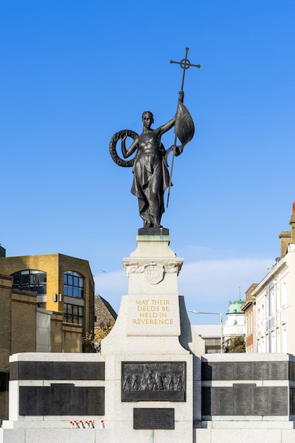 Vue sur le monument aux morts de Folkestone