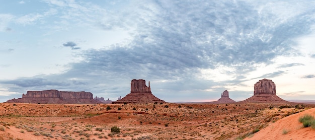 Vue de Monument Valley au coucher du soleil