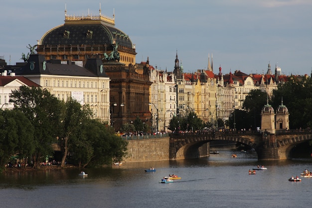 Vue des monuments de la rivière à Prague.