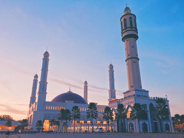 Vue de la mosquée contre le ciel au coucher du soleil