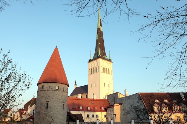 Vue sur le mur du château avec des tours Vieille ville de Tallin, Estonie. Patrimoine de l'UNESCO en Europe