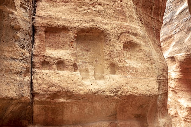 Vue d'un mur avec une fenêtre en grès artificielle Petra Jordan