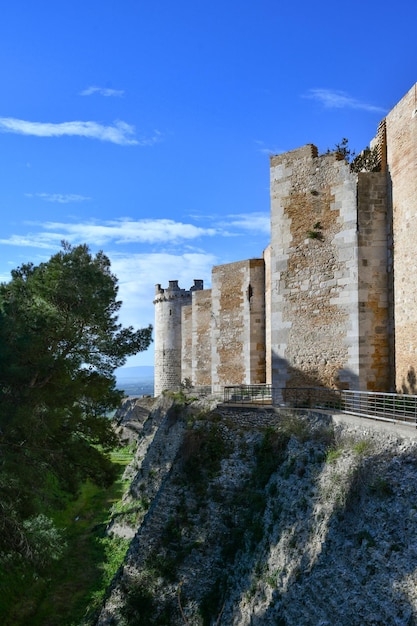 Vue des murs extérieurs d'un imposant château médiéval de Lucera Il est situé dans les Pouilles en Italie.