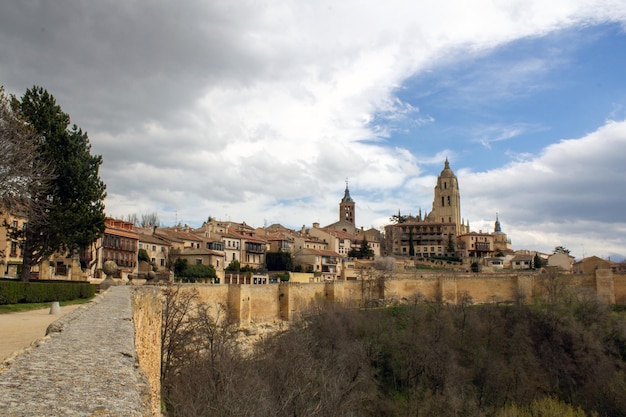 Vue des murs et de la vieille ville de Ségovie en Espagne