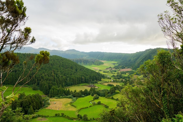 vue sur la nature des Açores avec de petits villages