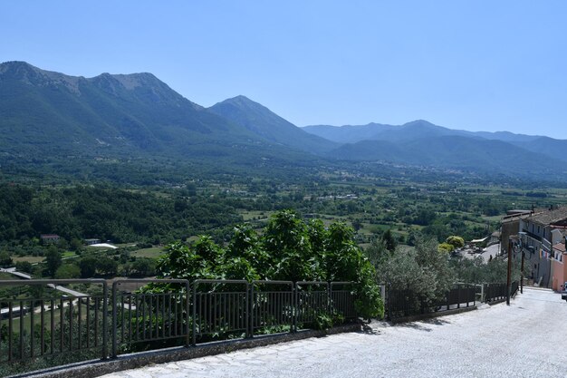 Photo vue sur la nature autour d'un petit village de la province de caserta italie