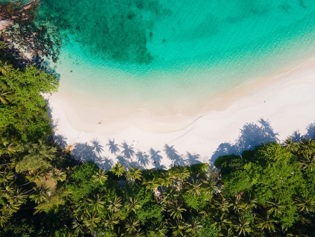 Vue sur la nature du beau paysage plage mer journée d'été sous le soleil Vue aérienne de la plage blanche de drone s