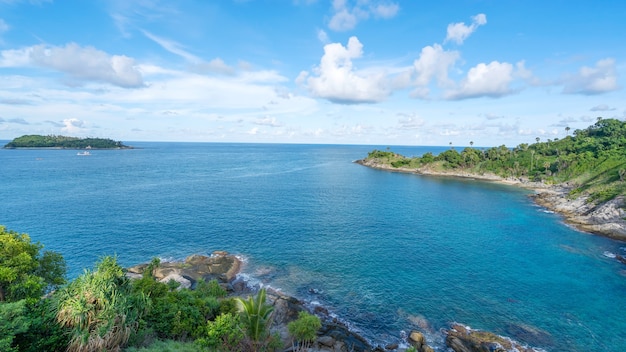 Vue sur la nature du cap de Laem Promthep Beau paysage mer d'Andaman en journée ensoleillée d'été Paysage incroyable à phuket en thaïlande Beau fond de voyage.