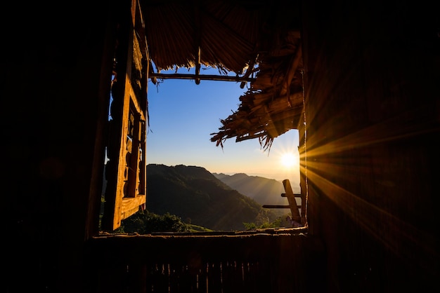 Vue sur la nature du paysage depuis la fenêtre de la cabane le matin