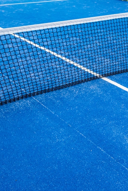 vue sur le net du terrain de tennis à pagaie bleu