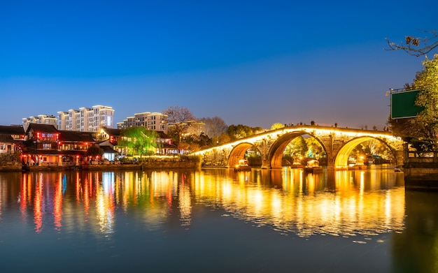 Vue nocturne de l'ancien canal du pont Hangzhou Gongchen