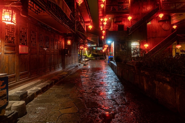 Vue nocturne de l'ancienne ville de gongtan à Youyang Chongqing Chine