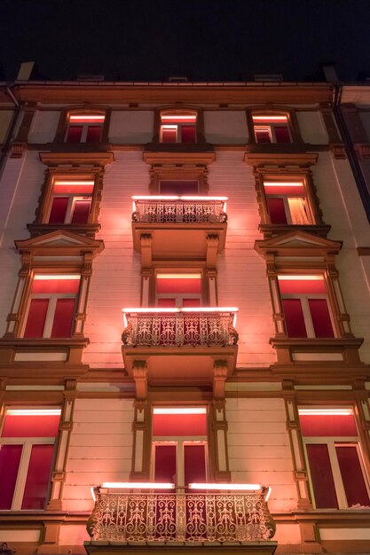 Photo vue nocturne d'un bâtiment éclairé sous un angle bas