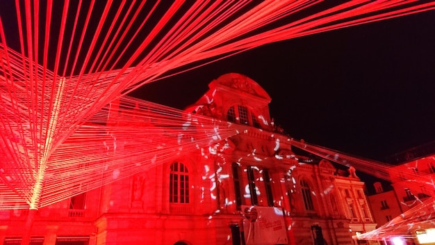 Vue nocturne d'un bâtiment éclairé sous un angle bas