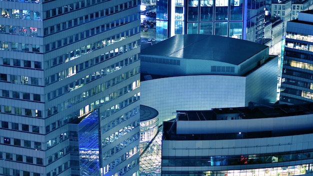 Vue nocturne des bâtiments en verre et des gratte-ciel d'affaires modernes Vue des gratte-ciel modernes