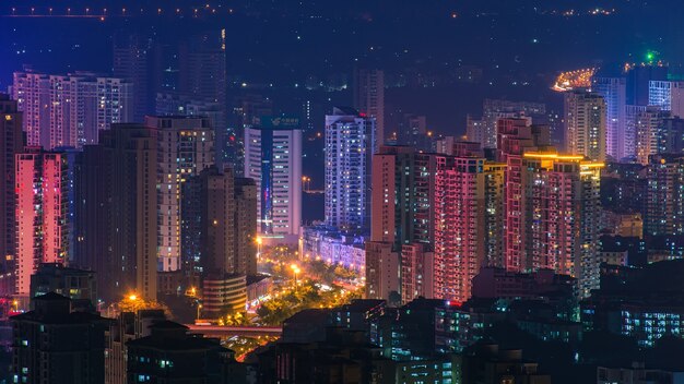 Vue nocturne colorée de la ville