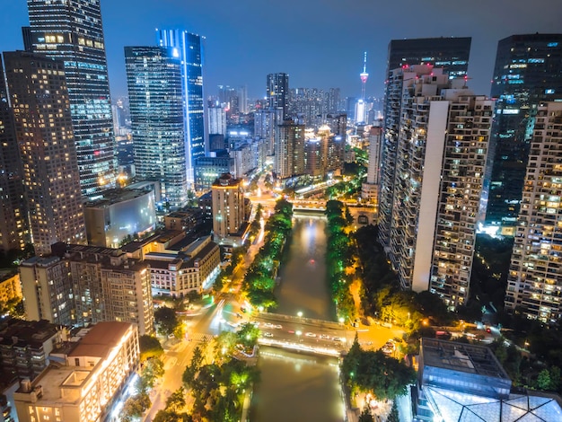 Vue nocturne du CBD de Chengdu Jiuyanqiao et gratte-ciel modernes.