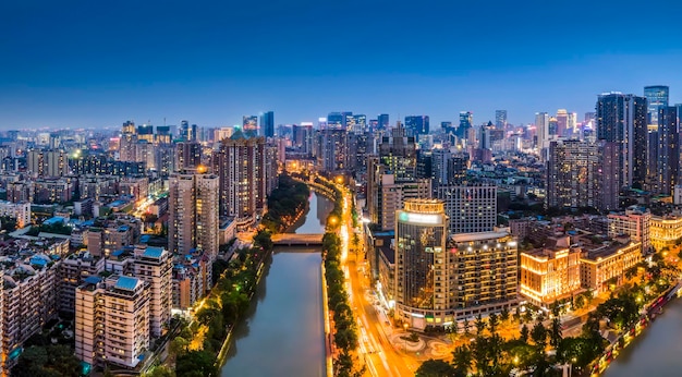 Vue nocturne du CBD de Chengdu Jiuyanqiao et gratte-ciel modernes.