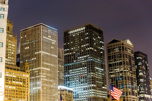 Vue nocturne du centre d'affaires illuminé. Vie urbaine nocturne