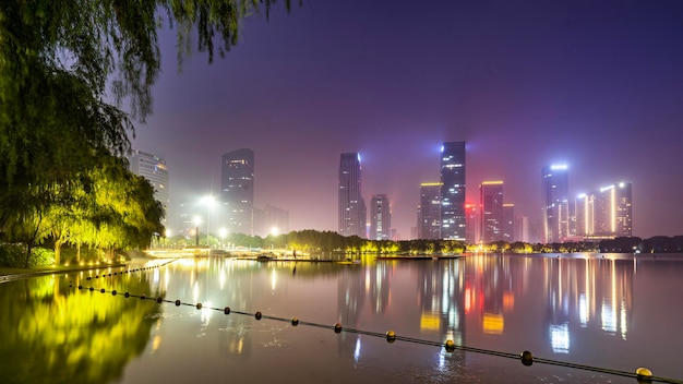 Vue nocturne du centre financier du lac des cygnes Hefei Anhui