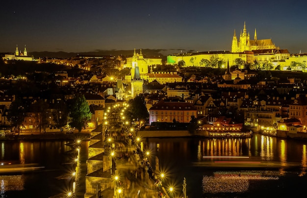 Vue nocturne du château de Prague et du pont Charles sur la rivière Vltava à Prague République Tchèque