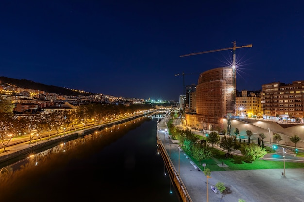 Vue nocturne du musée Guggenheim de Bilbao Espagne