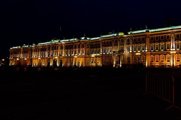 Vue nocturne du Palais d'hiver sur la place du Palais à Saint-Pétersbourg Russie