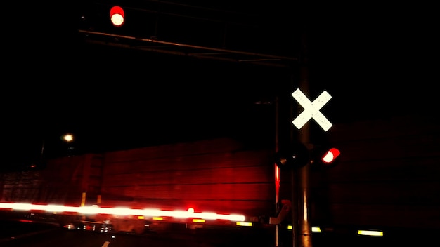 Photo vue nocturne du panneau de signalisation à faible angle