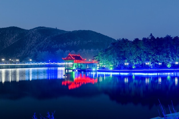 Vue nocturne du pavillon traditionnel du mont Lushan sur le lac de Chine