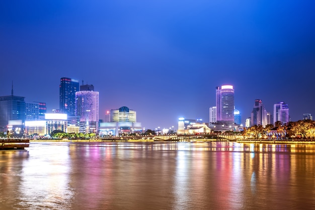 Vue nocturne du paysage architectural du centre-ville de Ningbo