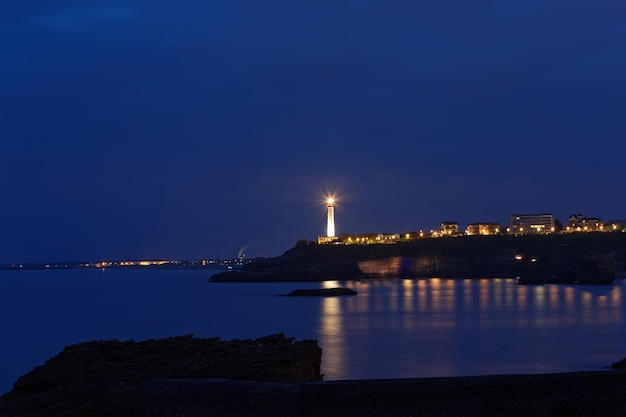 La vue nocturne du phare d'AngetBiarritz France