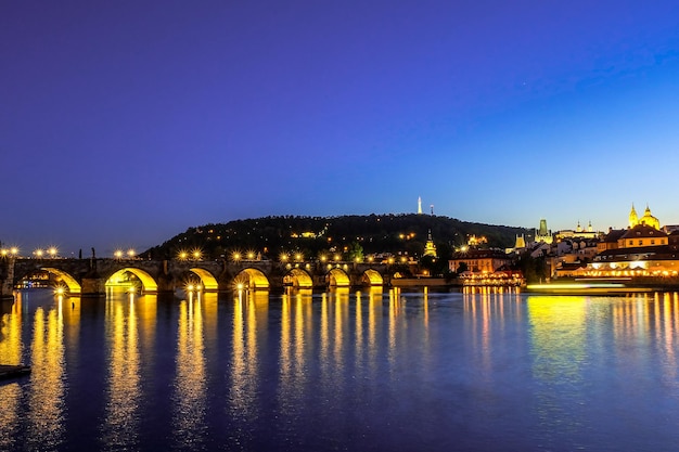 Vue nocturne du pont Charles sur la rivière Vltava à Prague République Tchèque