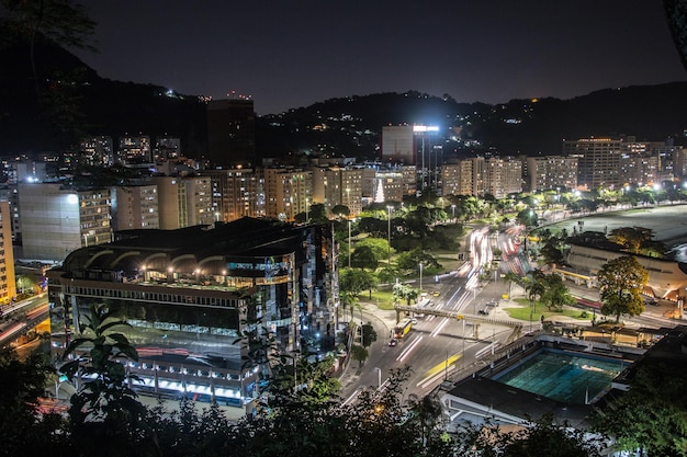 Vue nocturne du quartier de Botafogo au sommet de la colline de Palmado à Rio de Janeiro - Brésil.