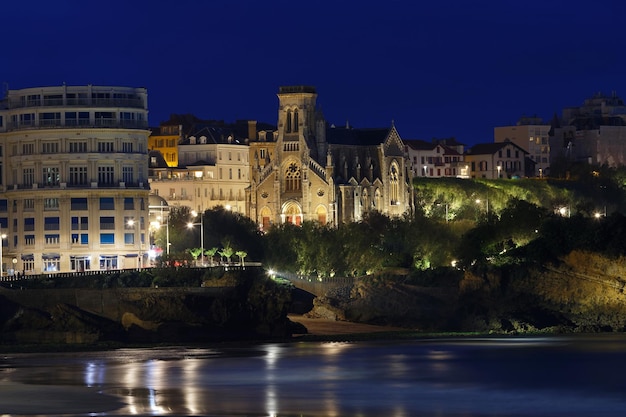 Vue nocturne de l'église Saint Eugénie à Biarritz France